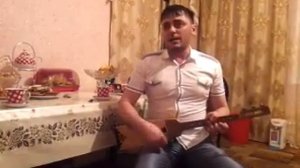 Чеченец поёт чеченскую песню.