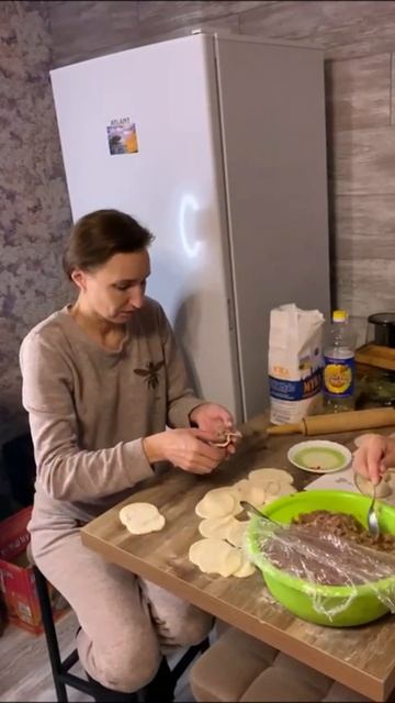 подруга учится лепить бурятские буузы