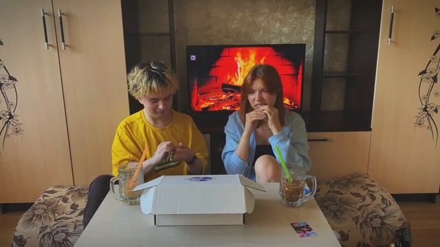 ПРОБУЕМ АЗИАТСКИЕ СЛАДОСТИ, k-pop карточки и мы отравились дурианом... смотреть онлайн