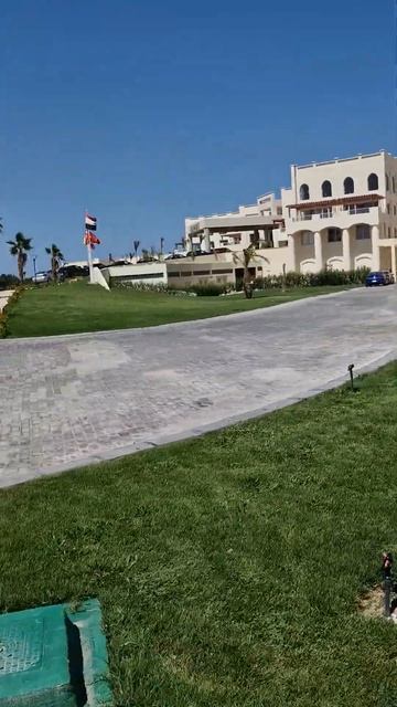 кто не любит ходить, то едет на пляж на электрокаре 😜 Xanadu Makadi Bay 5* смотреть онлайн