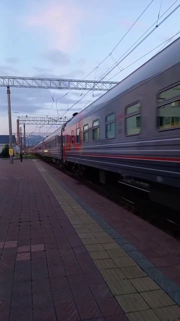 Прибытие пассажирского поезда Челябинск - Адлер 477у смотреть онлайн