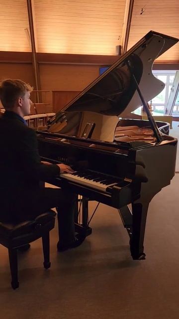 СЫН ИГРАЕТ НА РОЯЛЕ смотреть онлайн