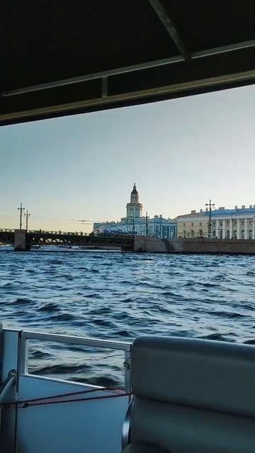 Паромная переправа от Адмиралтейской набережной до Петропавловской крепости  за 100 руб. С-Пб