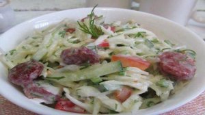 Капустный салат с жареными колбасками