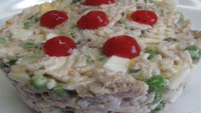 Салат с языком и рисом