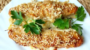 Колбаски с кунжутом, запечённые на сырном картофельном пюре. Подача с овощным салатом с черемшой.