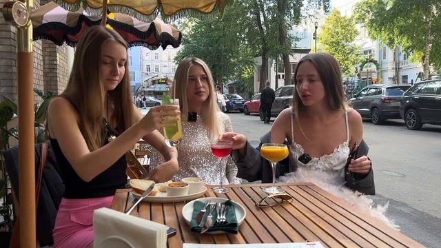 ВЛОГ ДЕНЬ 2: вкусный ресторан, монтаж первого видео, Москва и подруги
