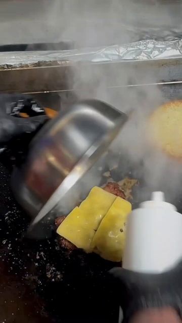 Самые сочные бургеры во ФРОМ, приходи и убедись в этом #еда #готовка #халяль смотреть онлайн