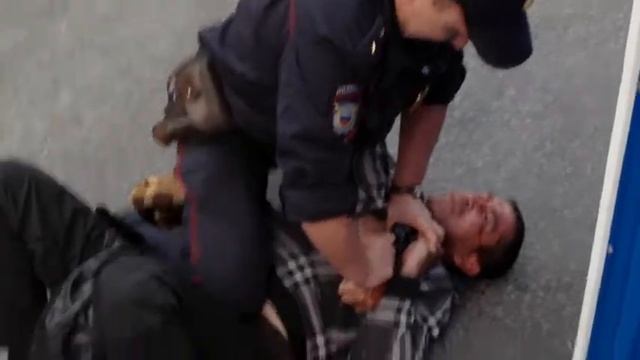 Арбат. Зайцев, агент 007 производит скрытую съёмку, а прапор пресует прохожего. смотреть онлайн