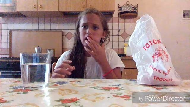 Пробую итальянские конфеты с ярмарки в Тропее😍 смотреть онлайн