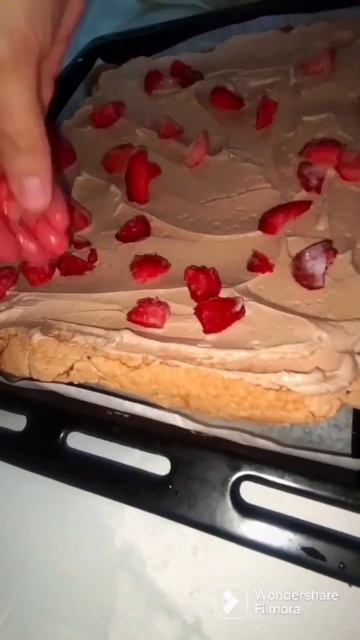 Шоколадный меренговый рулет😋 смотреть онлайн