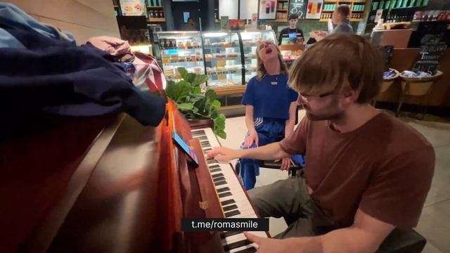 СПЕЛА и разнесла Старбакс! Зрители в шоке. #москва #starbucks смотреть онлайн