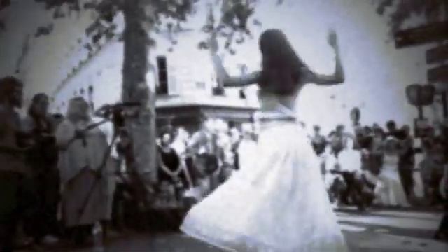 Place des Abesses avec Mr Estas Tonne a la Guitare, et Mlle Gloria Abélians en Derviche Tourneur смотреть онлайн