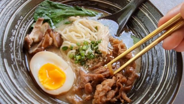 Рамен с говядиной | Корейский рамен | ОСТРЫЙ рамен | URU RAMEN & SUSHI GARDEN Bali смотреть онлайн