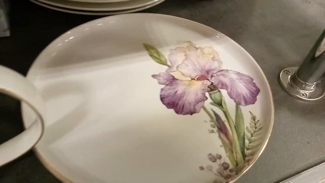 Максидом. Сервиз столовый с ирисами