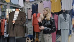 САДОВОД, МАСС-МАРКЕТ, СЭКОНД: где одевается Белла Хадид? | Prada глаза колет