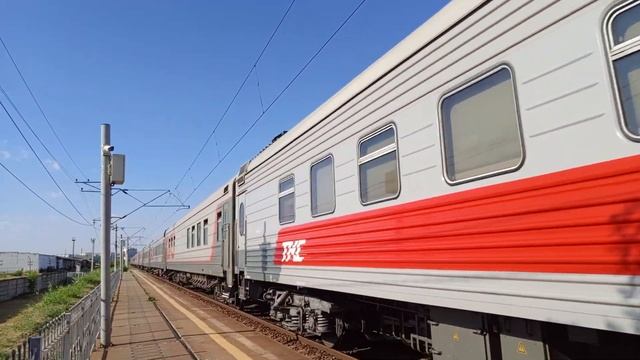 ЭП1М-642 с пассажирским поездом проследует станцию Завод им. Ермана смотреть онлайн