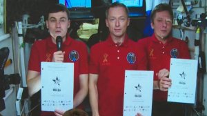 Космонавты написали «Диктант Победы» прямо в космосе