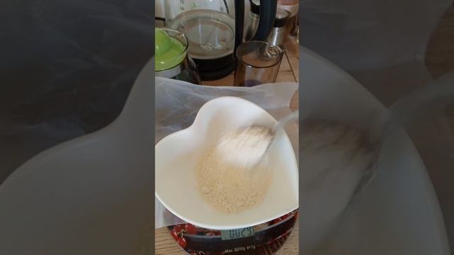 Дрожжевое тесто.Для пирогов и пиццы.Очень вкусное ,лёгкое,мягкое,и лёгкое в приготовлении