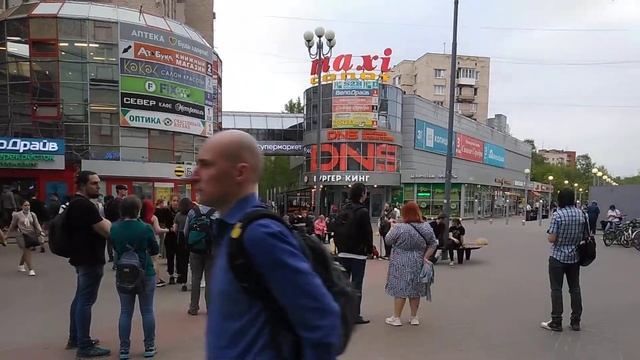 Грустная песня уличного музыканта Артем Исаченко стоит Тяжёлые курильщика смотреть онлайн