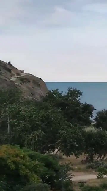 Красивый вид из окна отеля на Чёрном море в Судаке