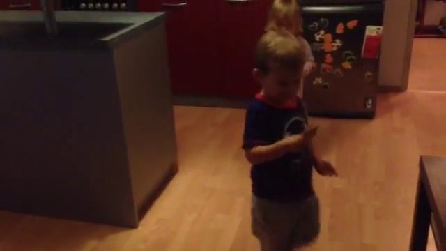 Маша и Марк танцуют смотреть онлайн