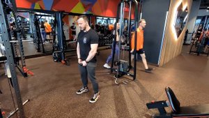 Наклоны на ягодицы в кроссовере. Техника выполнения упражнения.