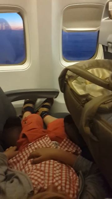 Летим в самолете смотреть онлайн