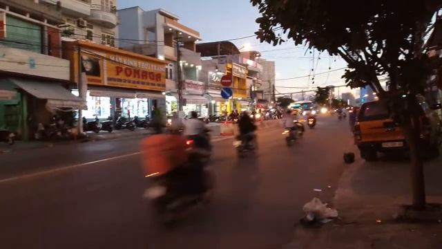 Оживленное движение на дорогах Нячанг Вьетнам смотреть онлайн