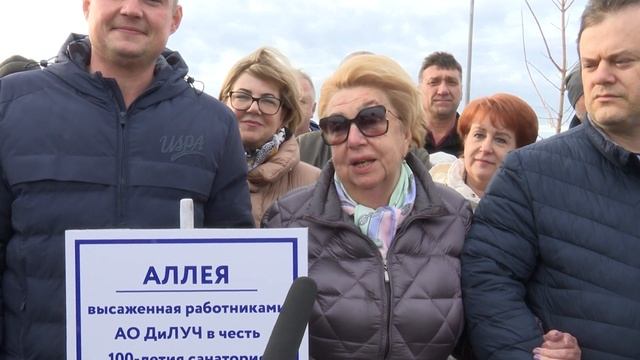 В честь праздника сотрудники «ДиЛуча» заложили аллею в Крещенском парке смотреть онлайн