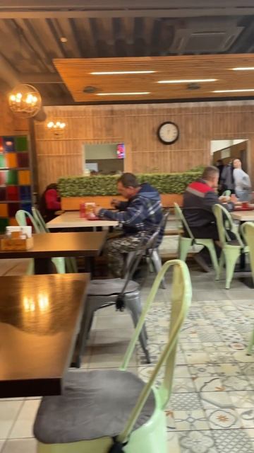 Бефстроганов с рисом и винегрет #еда, #обед, #столовая смотреть онлайн