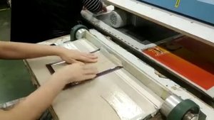 Станок для загибки клапанов у переплетной крышке в работе.