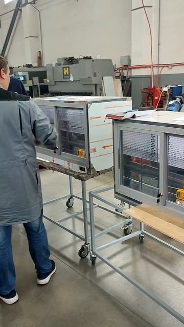 Рабочие будни на заводе Финист. Мы создаем витрины, а вы? 😄 смотреть онлайн