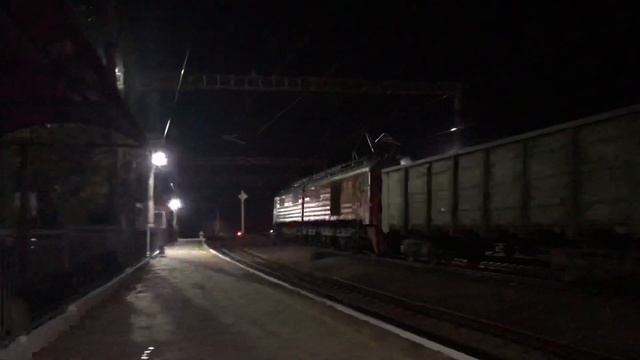 ПРИВЕТЛИВЫЙ ВЛ8м-1626 С ГРУЗОВЫМ ПОЕЗДОМ смотреть онлайн