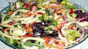 Салат с кальмарами и перепелиными яйцами