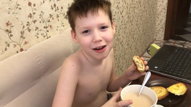 Матвей есть бабушкин пирожок. смотреть онлайн