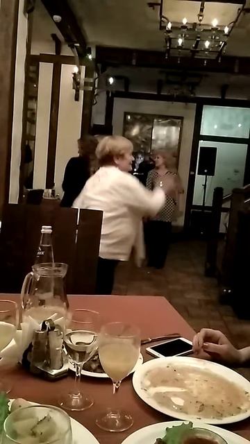 Танцы в ресторане. смотреть онлайн
