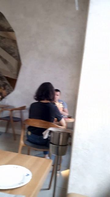 г.РОСТОВ-Н/Д , Пер. СОБОРНЫЙ , РЕСТОРАН " SISI " УГОЩАЮТ ОГУРЕЧНОЙ ВОДОЙ ВСЕХ .25.06.23г. смотреть онлайн