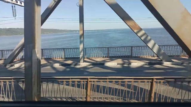 Императорский мост через Волгу из окна поезда 392 Москва-Челябинск,перегон Ульяновск-Верхняя Террас смотреть онлайн