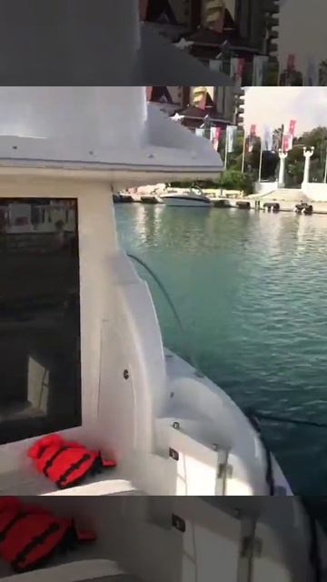 Благодарные и довольные Москвички после катания на яхте в Сочи)
