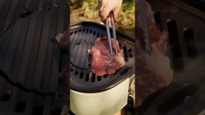 Готовим стейки на природе вместе с портативным газовым грилем Sahara Mini BBQ