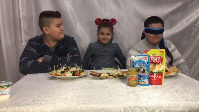 Челлендж.Настюша до слез накормила друзей луком и чесноком. смотреть онлайн