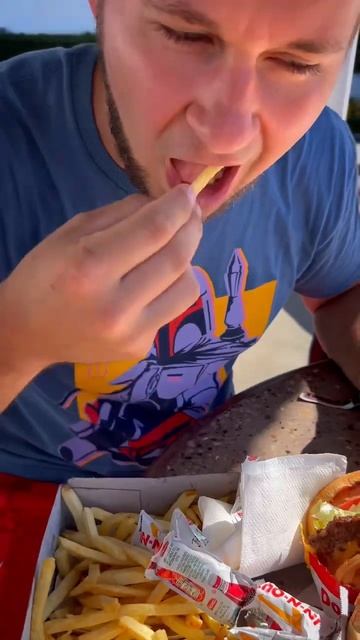 Бургерная In-n-out,США🇺🇸#бургер #едаялюблютебя #жизньвсша #фастфуд #шортс смотреть онлайн