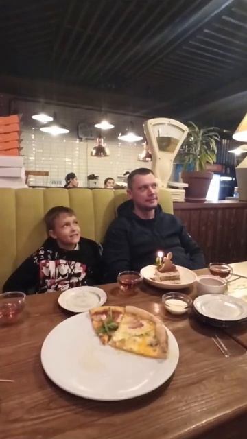 Мы поехали в #Питер отмечать день рождения Дани. Надоели игровые комнаты, детские кафе и тд.