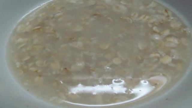 Десерт из овсяных хлопьев со сливой