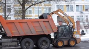 Колесный мини-погрузчик CASE SV185 в работе.