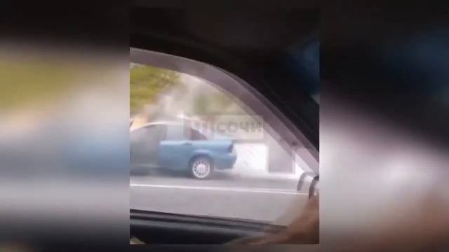 В Сочи на федеральной автотрассе сгорел автомобиль смотреть онлайн