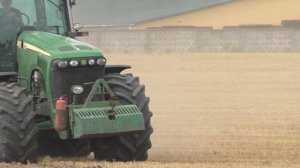 Распашка поле, John Deere 8420