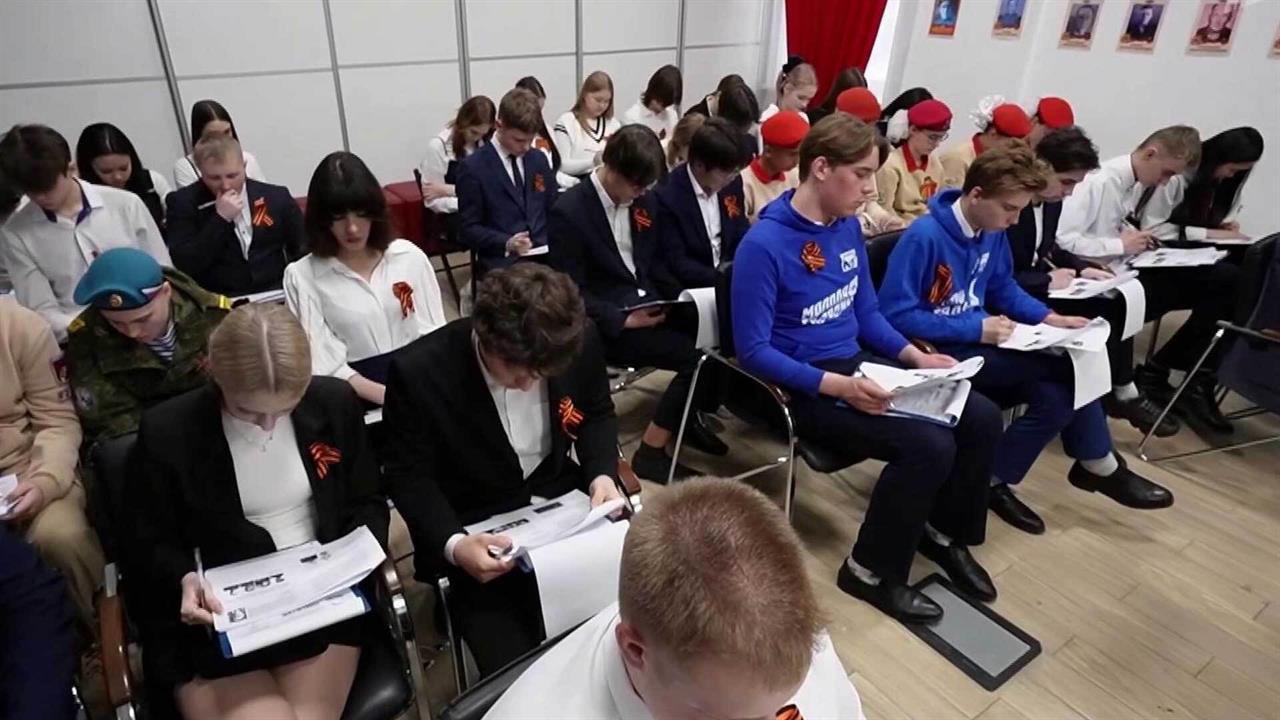 В полдень начался очный формат Диктанта Победы