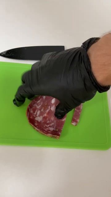 Изысканное мясо с чесноком, вымоченным в красном вине перцем. Салями рустико. смотреть онлайн